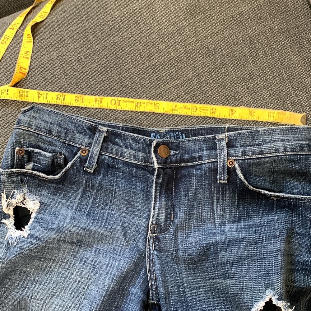 Distressed jeans - Picture 6 of 10